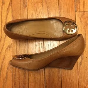 Tory Burch tan and Gold wedges 7.5 see description